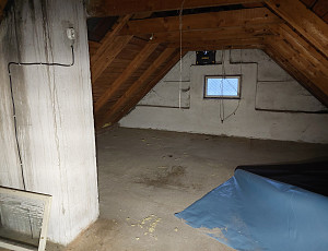 Zateplení stropu rodinného domu pomocí foukané izolace